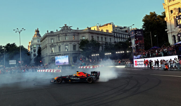 Checo Pérez dio un gran espectáculo en las calles de Madrid. FOTO: AFP