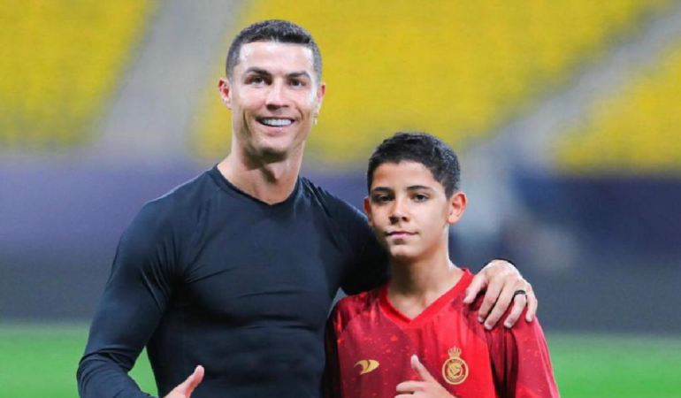 Cristiano Ronaldo y Cristiano Jr juntos en el estadio. Foto: @cristiano