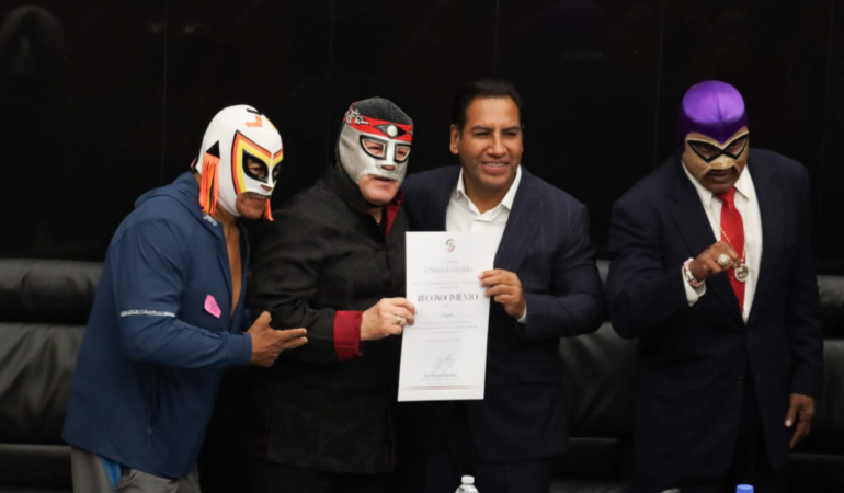 El Senado entregó un reconocimiento a leyendas de la lucha libre mexicana. FOTO: MARTÍN MONTIEL