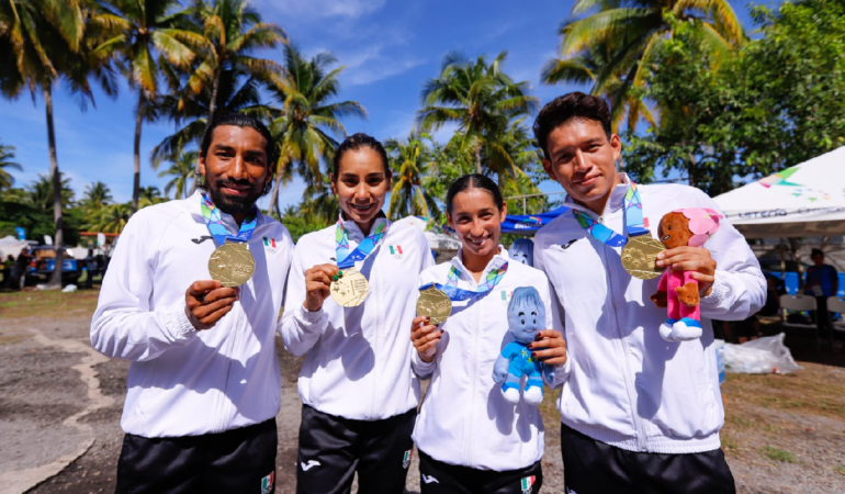 El equipo mixto de triatlón presumió su medalla de oro / Foto: Luis Garduño / Enviado