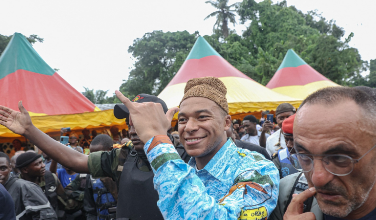 Kylian Mbappe esta de visita en Camerún la tierra de su padre. Foto: AFP