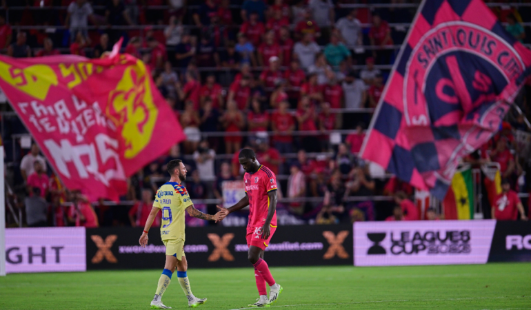 Las gradas de los estadio se han vestido de color. Foto: Mexsport