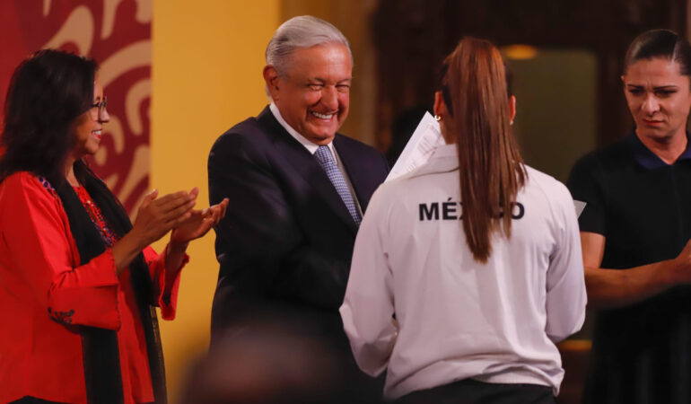 López Obrador promerte apoyo a los deportistas mexicanos en Panamericanos y Olímpicos. FOTO: Luis Garduño | ESTO
