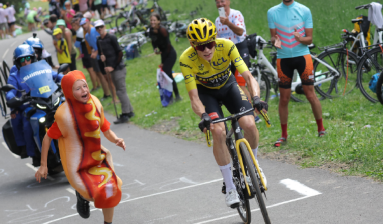 Vingegaard se quedó con el maillot amarillo y parece imposible que lo remonten / Foto: AFP