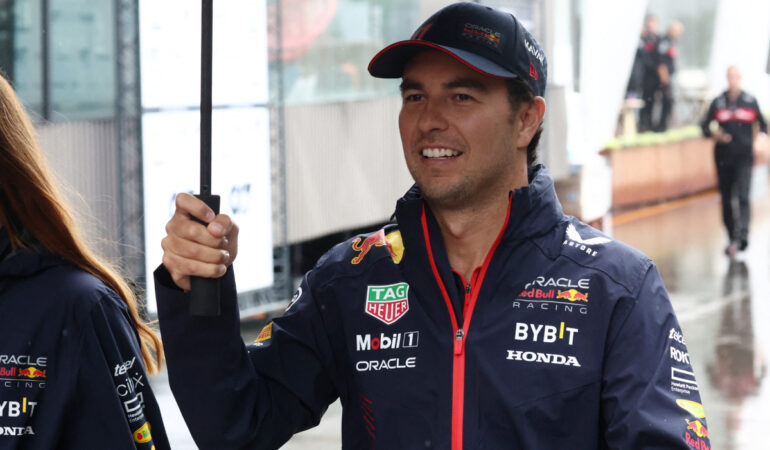 Checo Pérez podría salir de Red Bull el siguiente año si no cumple. FOTO: Reuters