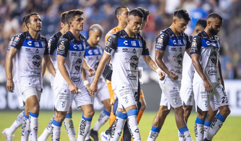 El arbitraje fue protagonista en el partido de los Gallos / Foto: Mexsport