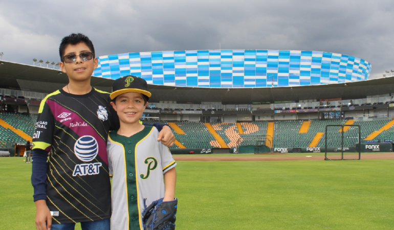 Estos dos fanáticos, Alonso y Dylan, han llegado hasta las lágrimas por apoyar a Pericos y al Club Puebla / Foto: Bibiana Díaz