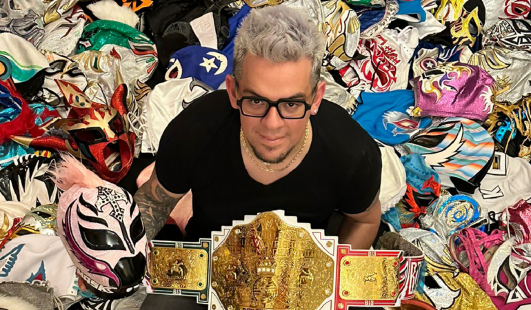 Fernando Osorno cuenta con una gran cantidad de tapas de luchadores / Foto: Cortesía Fernando Osorno