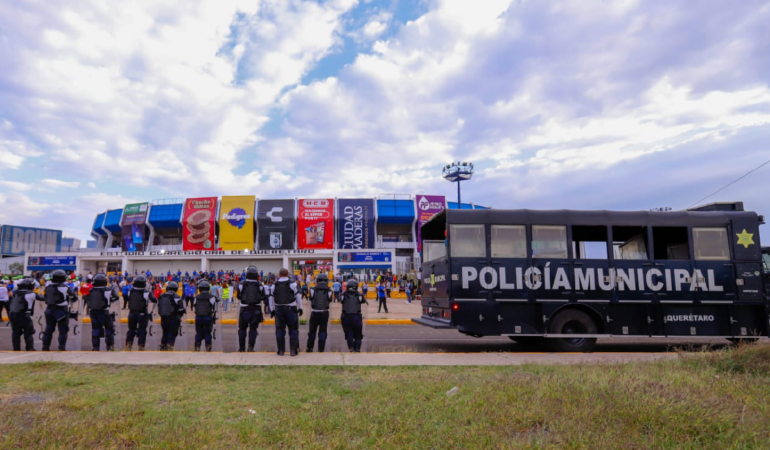 Hubo una gran cantidad de policías en los alrededores del inmueble / Fotos: Luis Garduño