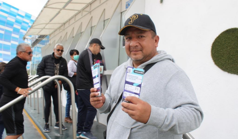 La afición llegó desde temprano al Parque de Beisbol para comprar sus boletos / Foto: Julio César Martínez