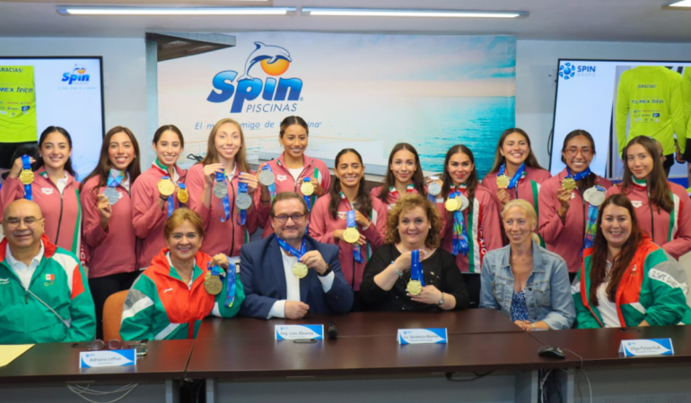 La selección de natación artística explicó cómo las ayudará Olga Pylypchuk. FOTO: OSWALDO FIGUEROA