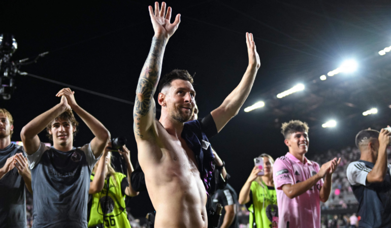 Messi le dio su autógrafo al portero goleado del Charlotte FC / Foto: Reuters