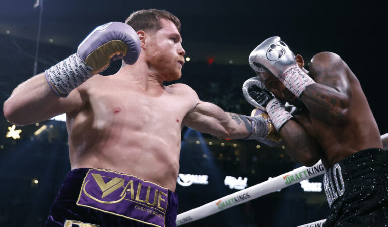 Canelo Álvarez ganó por KO a Jermell Charlo. FOTO: AFP