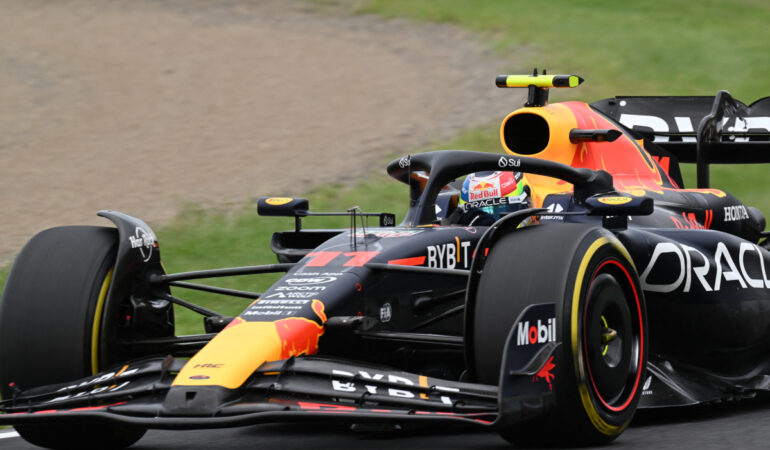 Checo Pérez buscará mejorar su tiempo en la práctica 3. FOTO: AFP