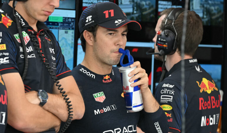 Checo Pérez no está feliz con las prácticas en el GP de Singapur. FOTO: AFP