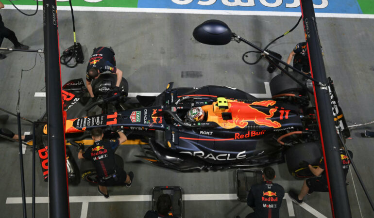 Checo Pérez no tuvo un buen rendimiento en pruebas de Singapur. FOTO: AFP