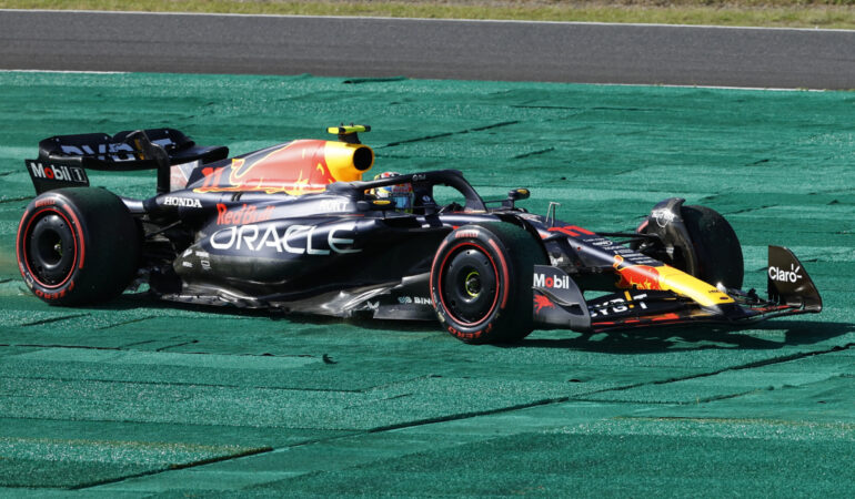 Checo Pérez salió a la pista de GP de Japón a cumplir su sanción. FOTO: Reuters