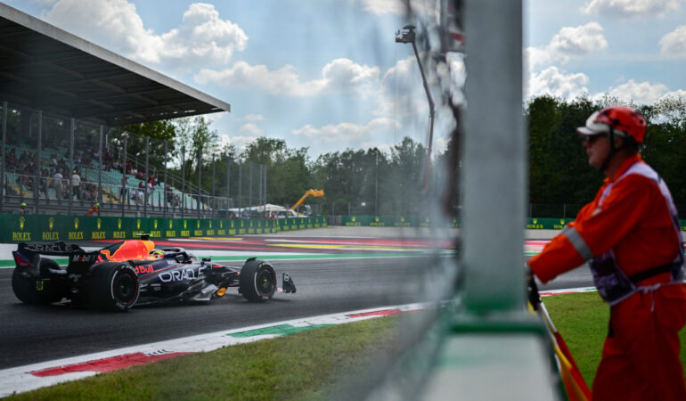 Checo Pérez tuvo un ligero accidente en la práctica 2 del GP de Italia. FOTO: AFP