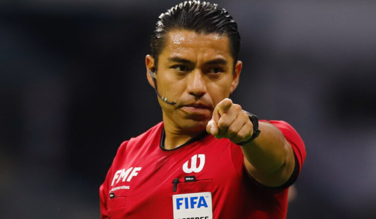 El árbitro marcó penal a favor de América ante Pumas. FOTO: Luis Garduño | ESTO