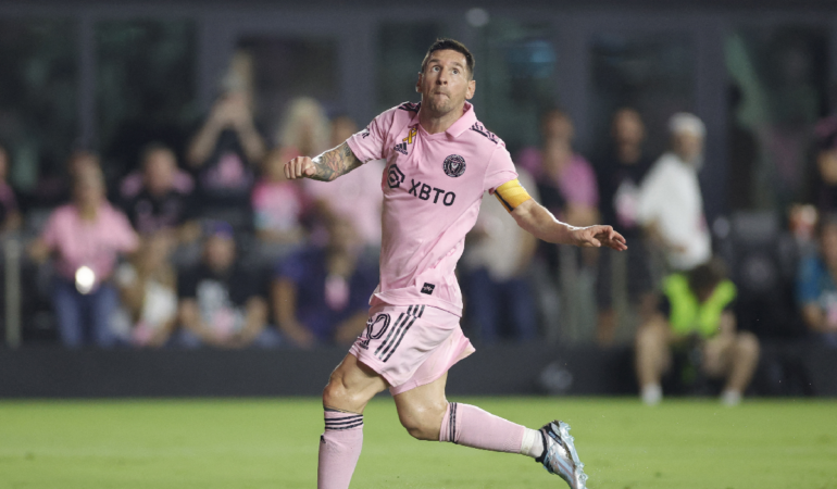 Lionel Messi salió de cambio por una molestia en la pierna. Foto: AFP