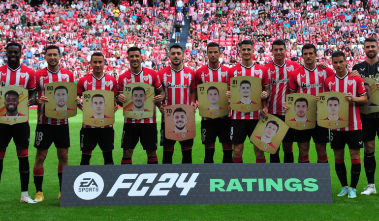 Los futbolistas posaron antes del encuentro con sus respectivas cartas / Foto: @LaLigaEN