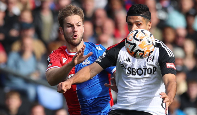 Raúl Jiménez cerca de anotar su primer gol con el Fulham. Foto: @FulhamFC