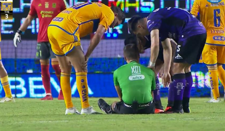 El arbitro fue atendió en el campo de juego. Foto: Cortesía