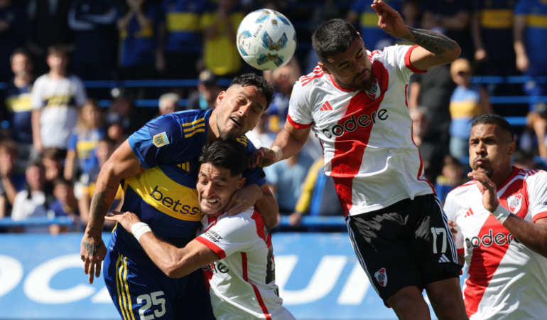 El jugador no pudo despejar el balón y tropezó / Foto: AFP