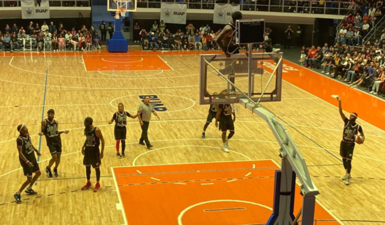 Los Globetrotters llenaron de espectáculo a Puebla Foto_ALLAND JHONNATHAN