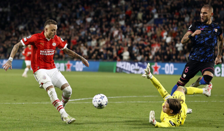 PSV y Sevilla empataron a dos goles. FOTO: EFE