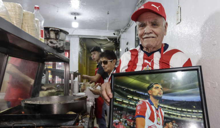 Ricardo Marín hizo llorar a su familia de felicidad cuando llegó a Chivas / Foto: Ramón Romero