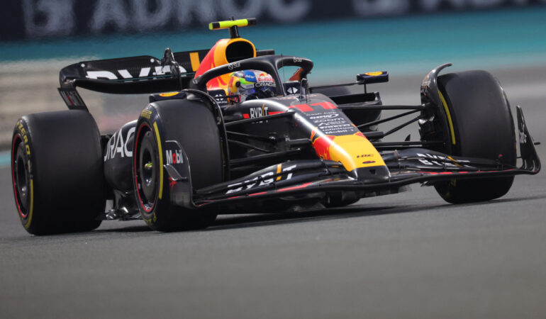 Checo Pérez se quedó en el quinto puesto en la P2 de Abu Dabi. FOTO: AFP