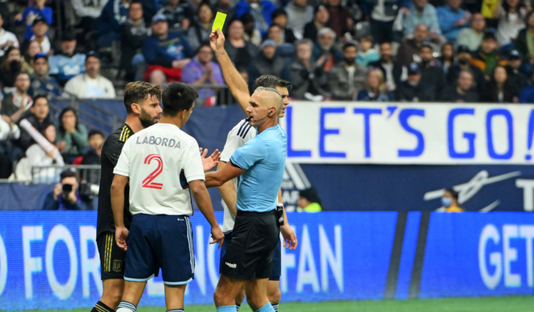 El central no vio al jugador que intentaba rematar / Foto: Reuters