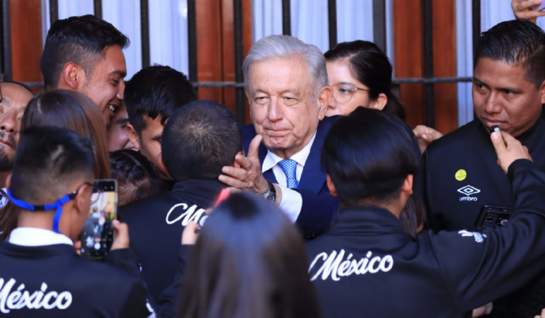 El presidente de México espera una destacada participación del equipo mexicano. Foto: Martín Montiel