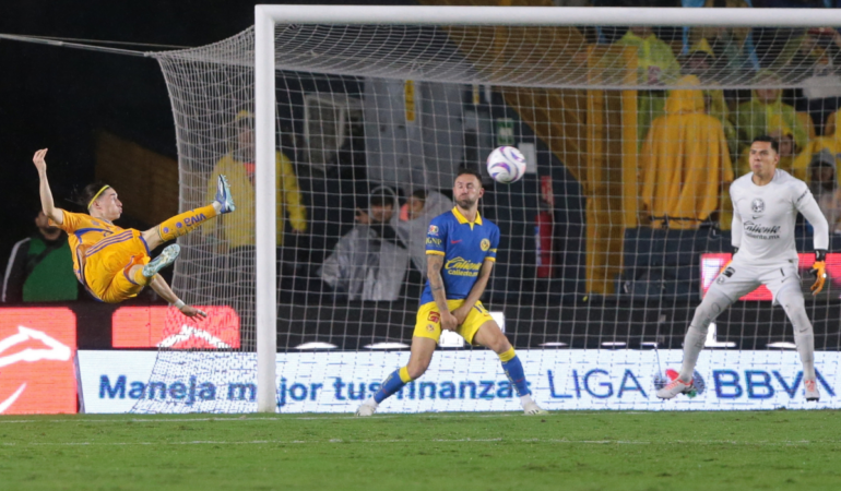 Flores bailó durante el encuentro a Miguel Layún Foto_Mexsport