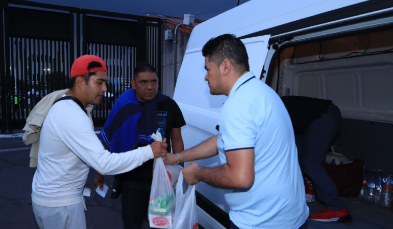 La afición del Cruz Azul entrego vivieres para los afectados en Acapulco. Foto: Martín Montiel