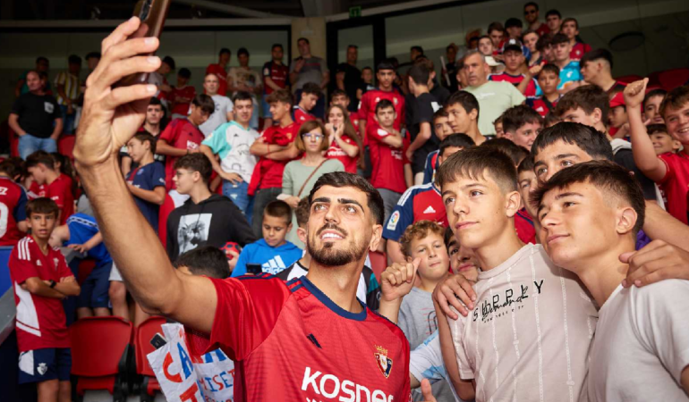 Alejandro Catena durante su presentación con Osasuna / Foto: CA Osasuna - Mikel Saiz