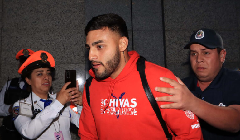 Alexis Vega fue resguardado de la multitud en el aeropuerto. FOTO: Martín Montiel | ESTO