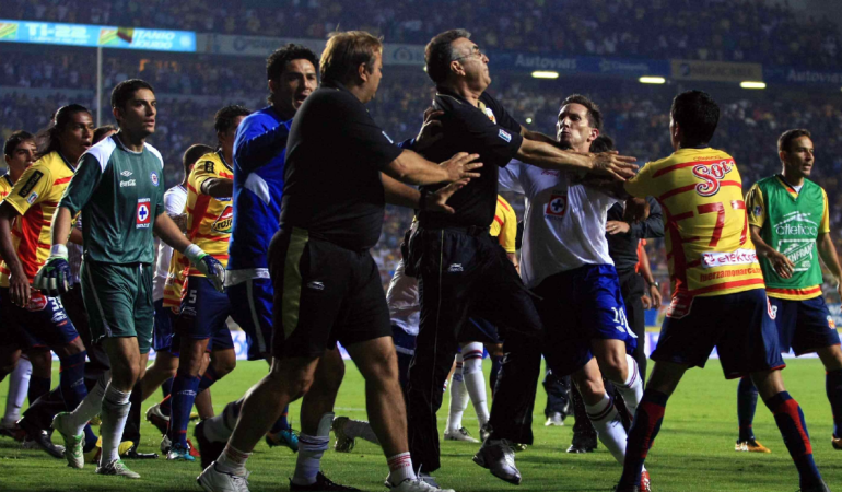 El conflicto en el Estadio Morelos se dio por un espontáneo / Foto: Mexsport