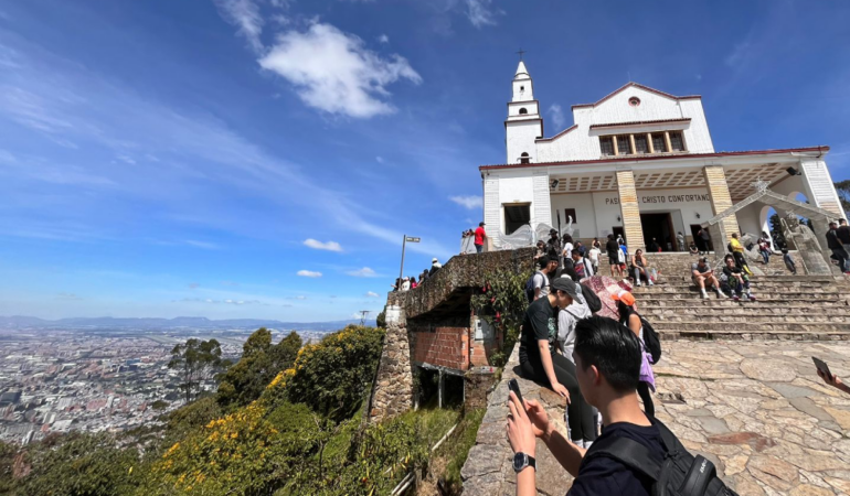 En la cima, se encuentra una iglesia con varias décadas de historia / Fotos: Arturo Méndez | ENVIADO