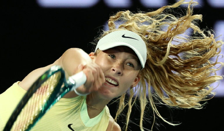 Con tan solo 16 años, Mirra Andreeva avanzo a la siguiente ronda del Abierto de Australia. Foto: AFP