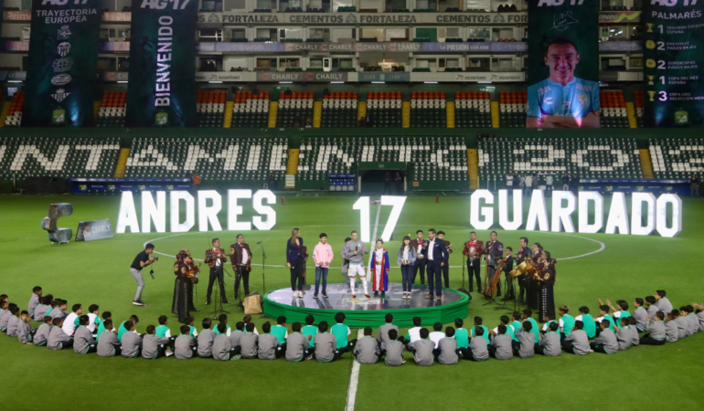 El Principito fue recibido por buena parte de la afición esmeralda / Foto: Francisco Meza | El Sol de León