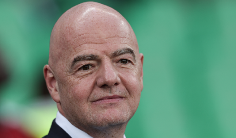 Gianni Infantino pide castigo a los equipos que sus aficionados que sean racistas. Foto: AFP