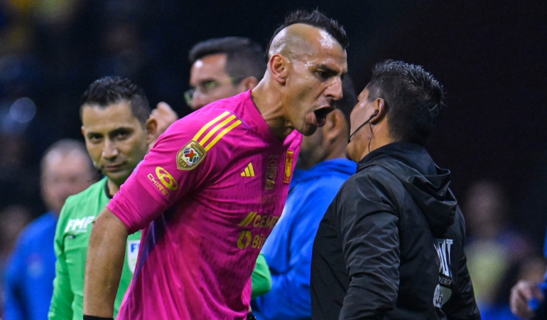 Guzmán se hizo de palabras con Guerrero tras ser expulsado / Foto: Mexsport