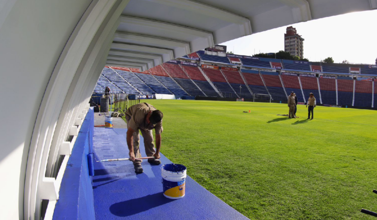La gente de Cruz Azul trabaja para que todo este listo en su debut / Foto: Ramón Romero