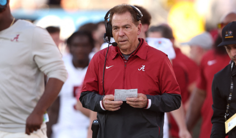 Nick Saban se retiró de los emparrillados / Foto: AFP