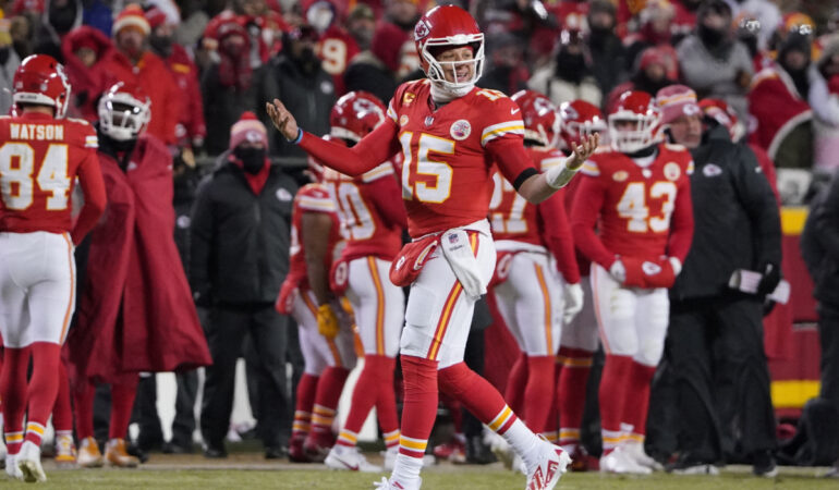 Patrick Mahomes y sus Chiefs se instalan en la ronda divisional. FOTO: Reuters