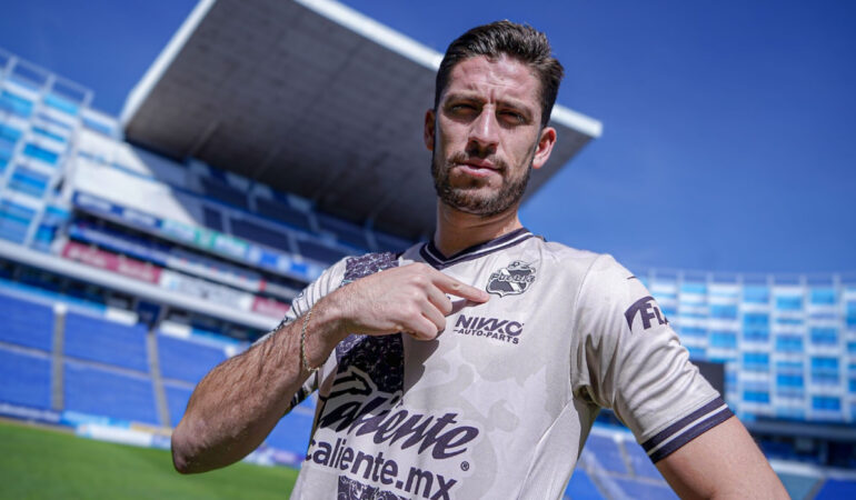 Santiago Ormeño es oficialmente nuevo jugador del Puebla. FOTO: @ClubPueblaMX