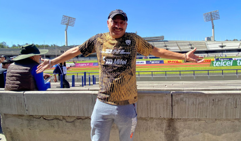 Don Beto inauguró el nuevo cántico de Pumas / Foto: Mariana Acevedo