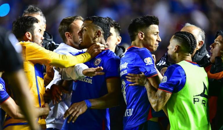 En el Cruz Azul vs Tigres se armó la bronca. FOTO: MEXSPORT